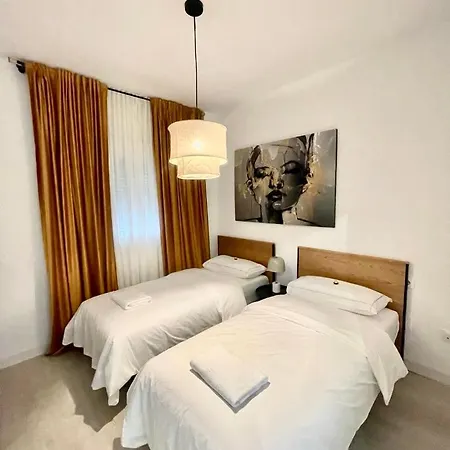 Apartmán Historical Centre! Private Terrace & Gym-near Public Parking